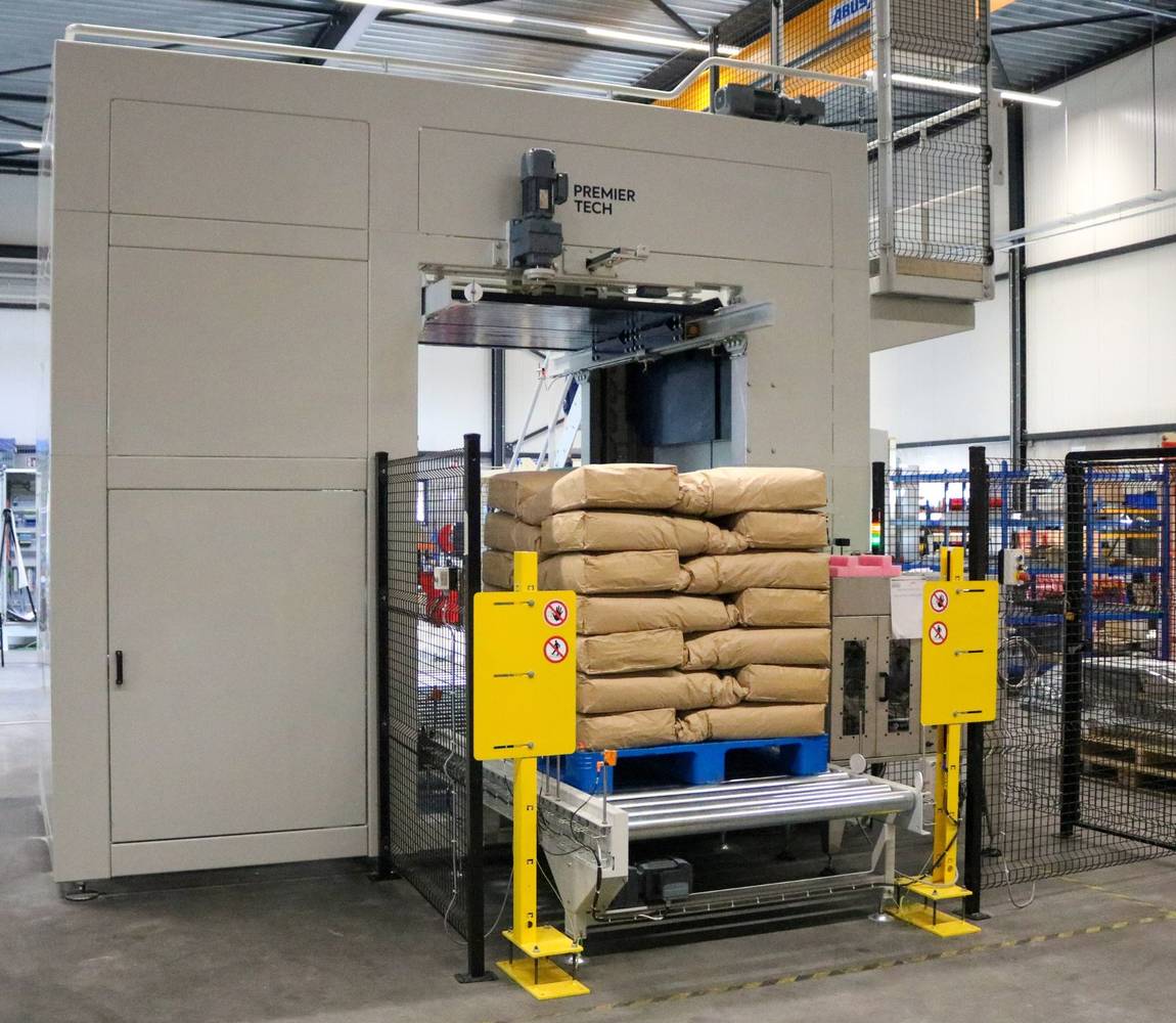 High level conventional palletizer with bags - full pallet view