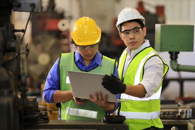blog_everythingyouneedtoknowaboutmoving_image2 A man receives training on the automatic bagging machine system