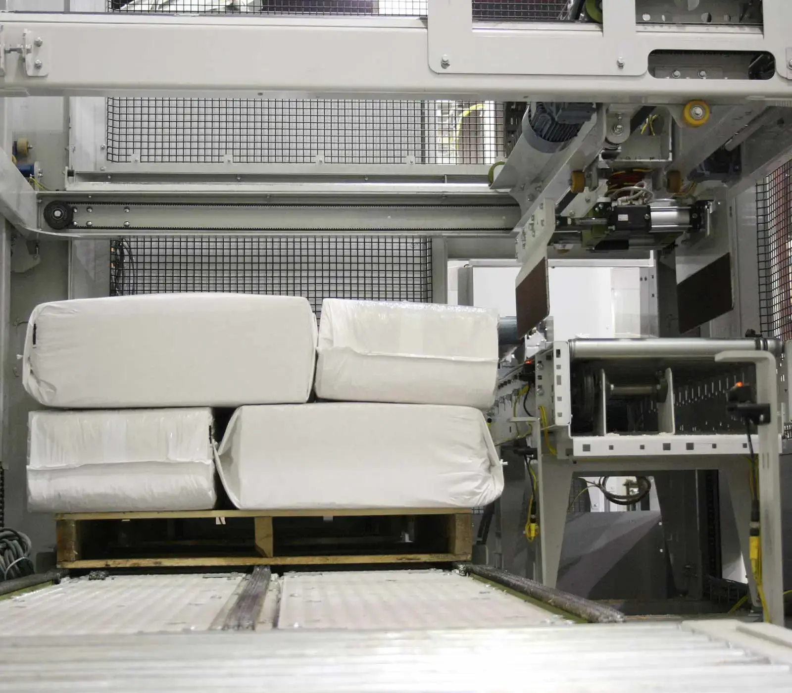FFS Insulation bagger HVS-400 pallet view