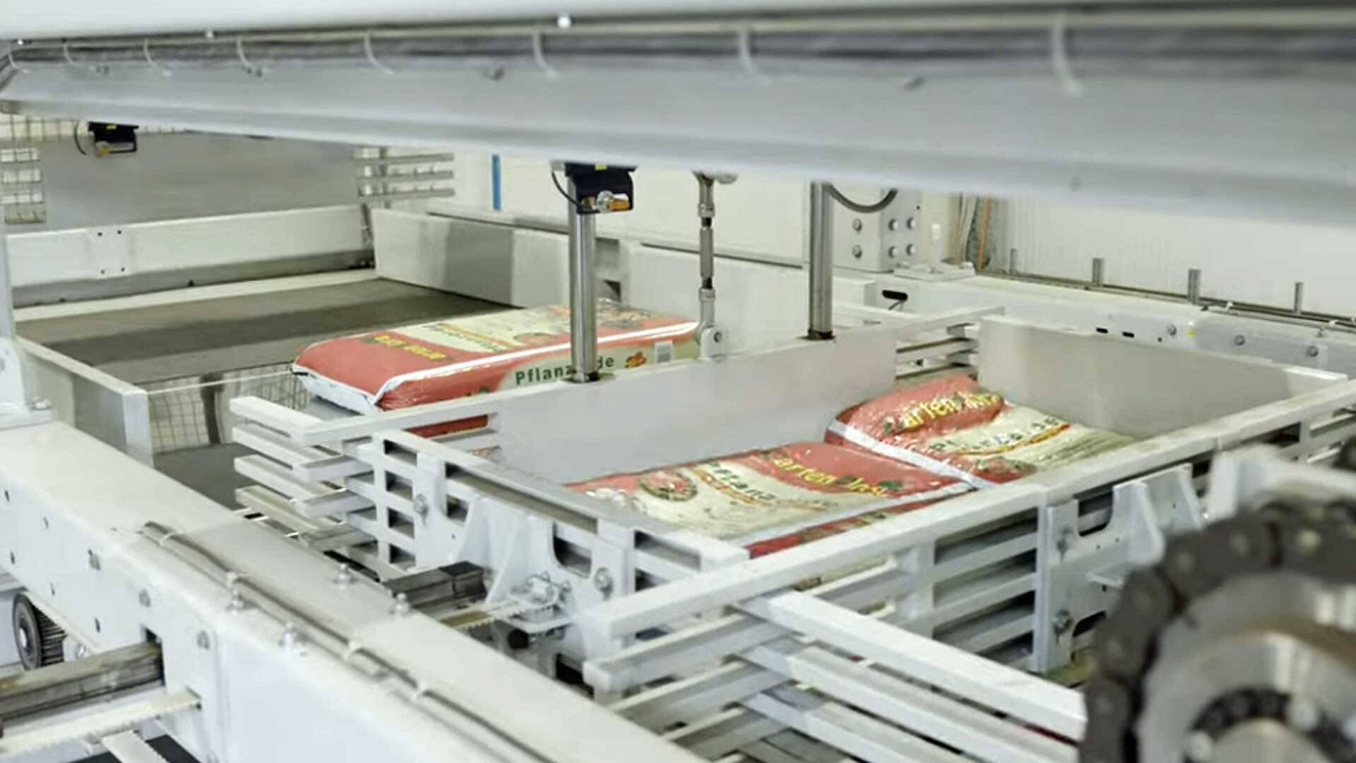 video-industries-soil-bevermann-splashimage Conventional palletizing of soil bags