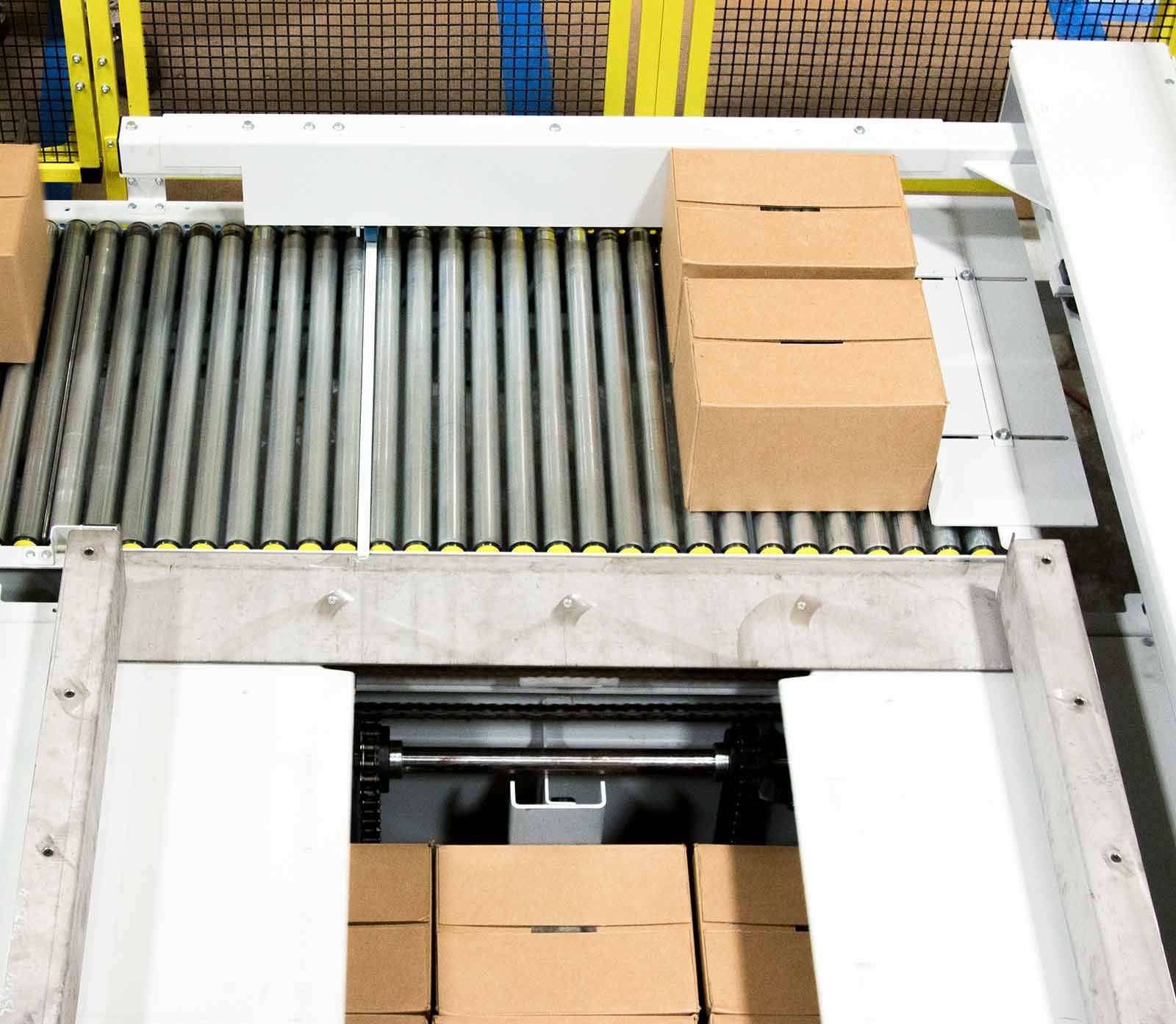 Boxes on a conyeor - conventional palletizer