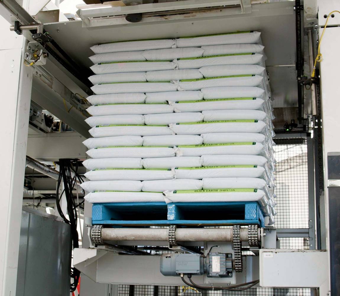 Bags pressed against the plate of a conventional palletizer