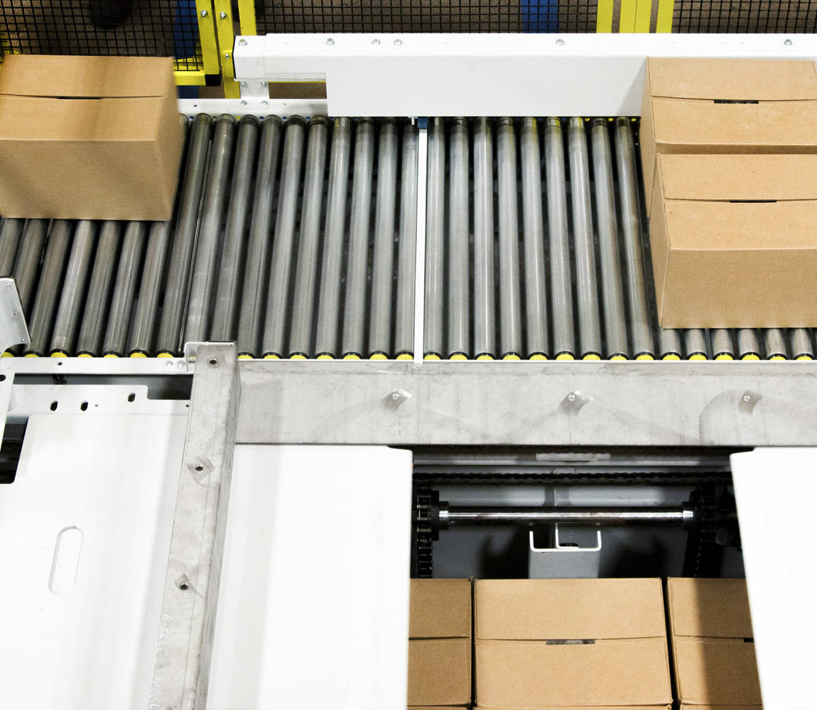 Boxes get oriented on top of a palletizer