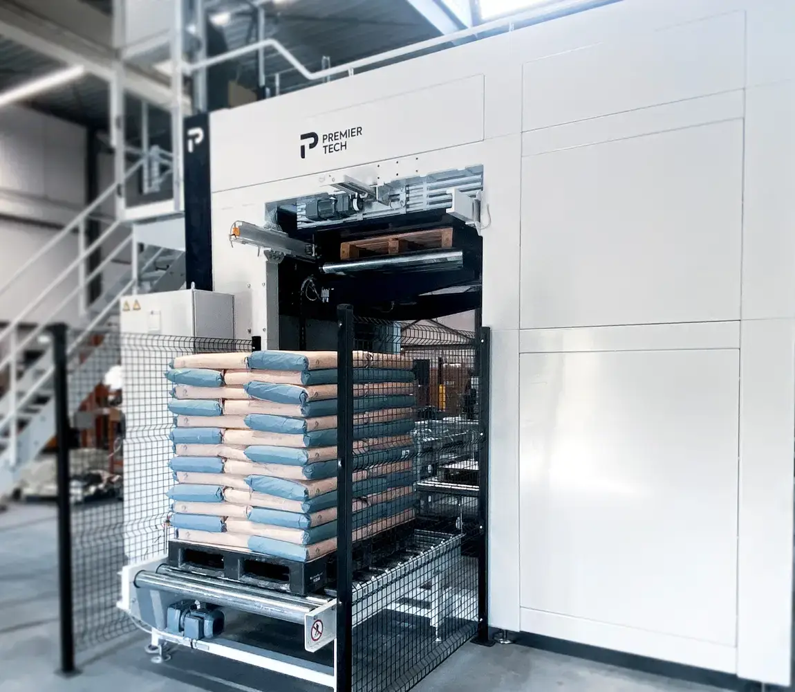 Conventional bag palletizer with a pallet load
