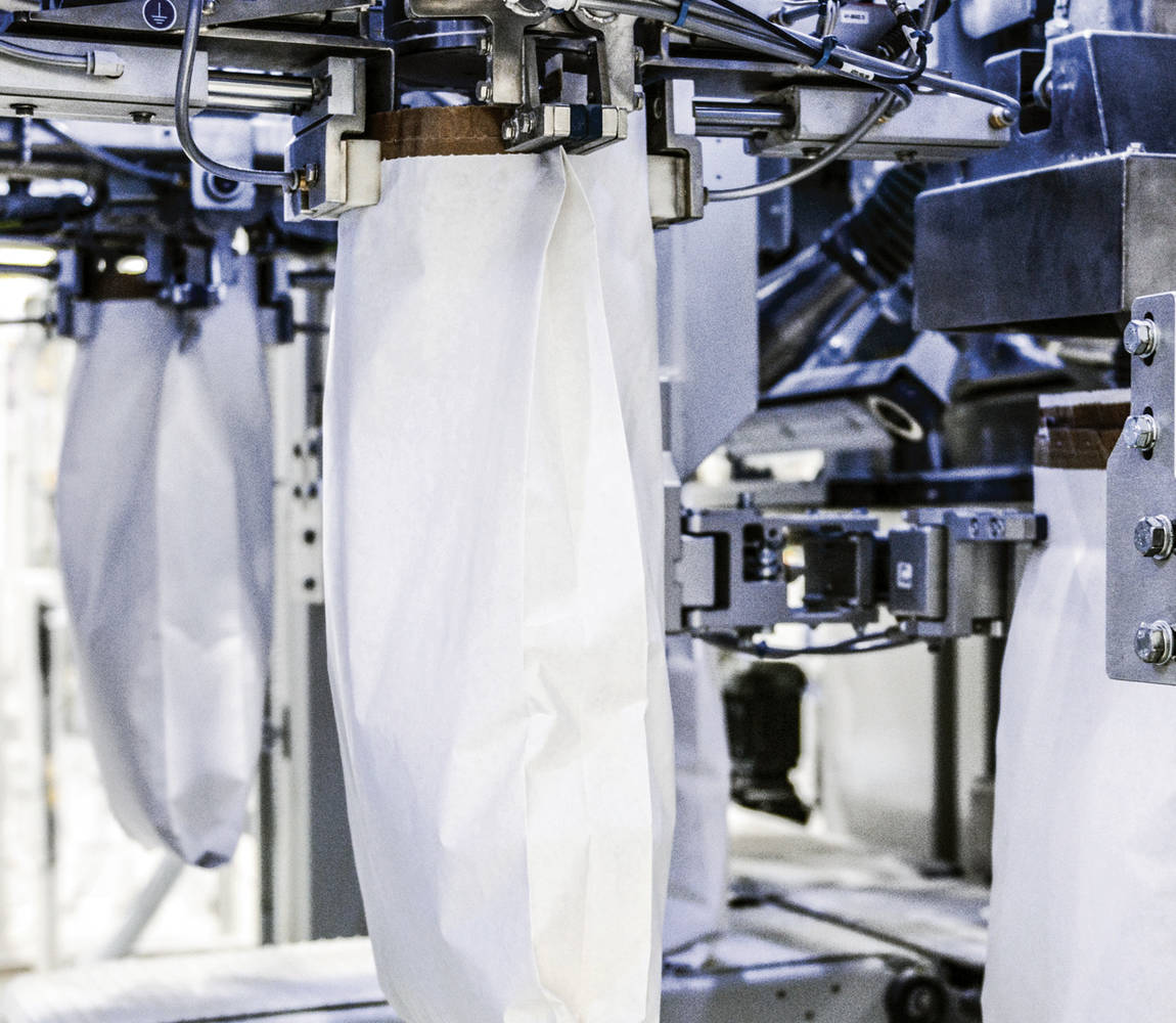 Bagging machine filling 2 open-mouth bags