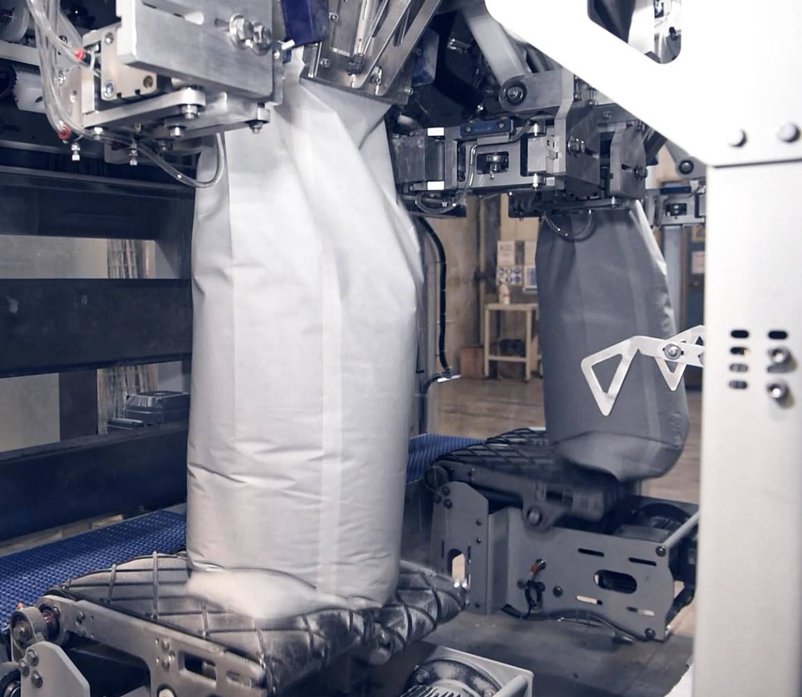 Bagging machine fills two open-mouth bags with flour at the same time