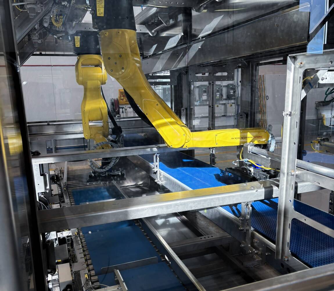 Premier Tech CPC-2200 case packer