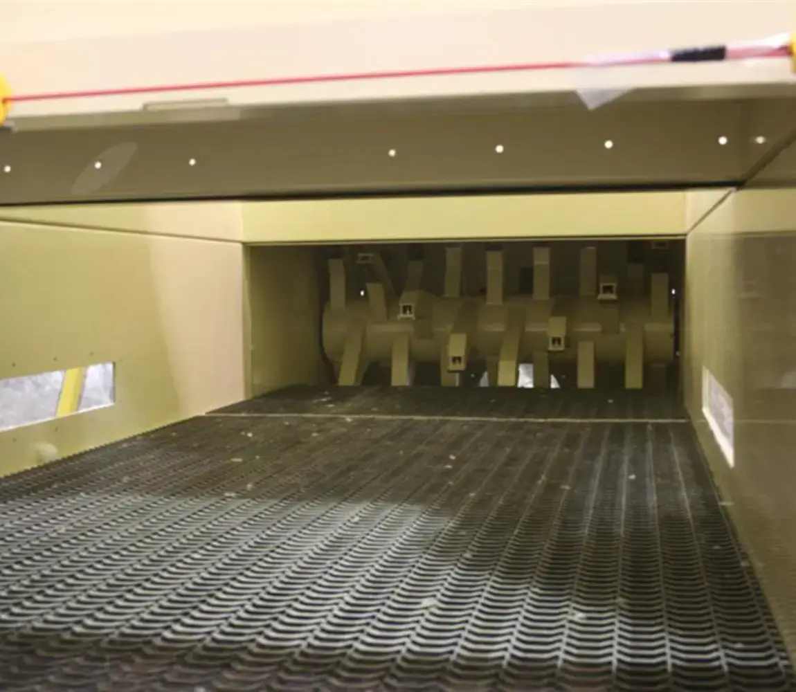 Inside of a mill to shred insulation materials
