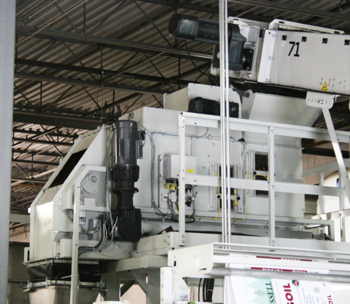 Volumetric filler for bagging machine