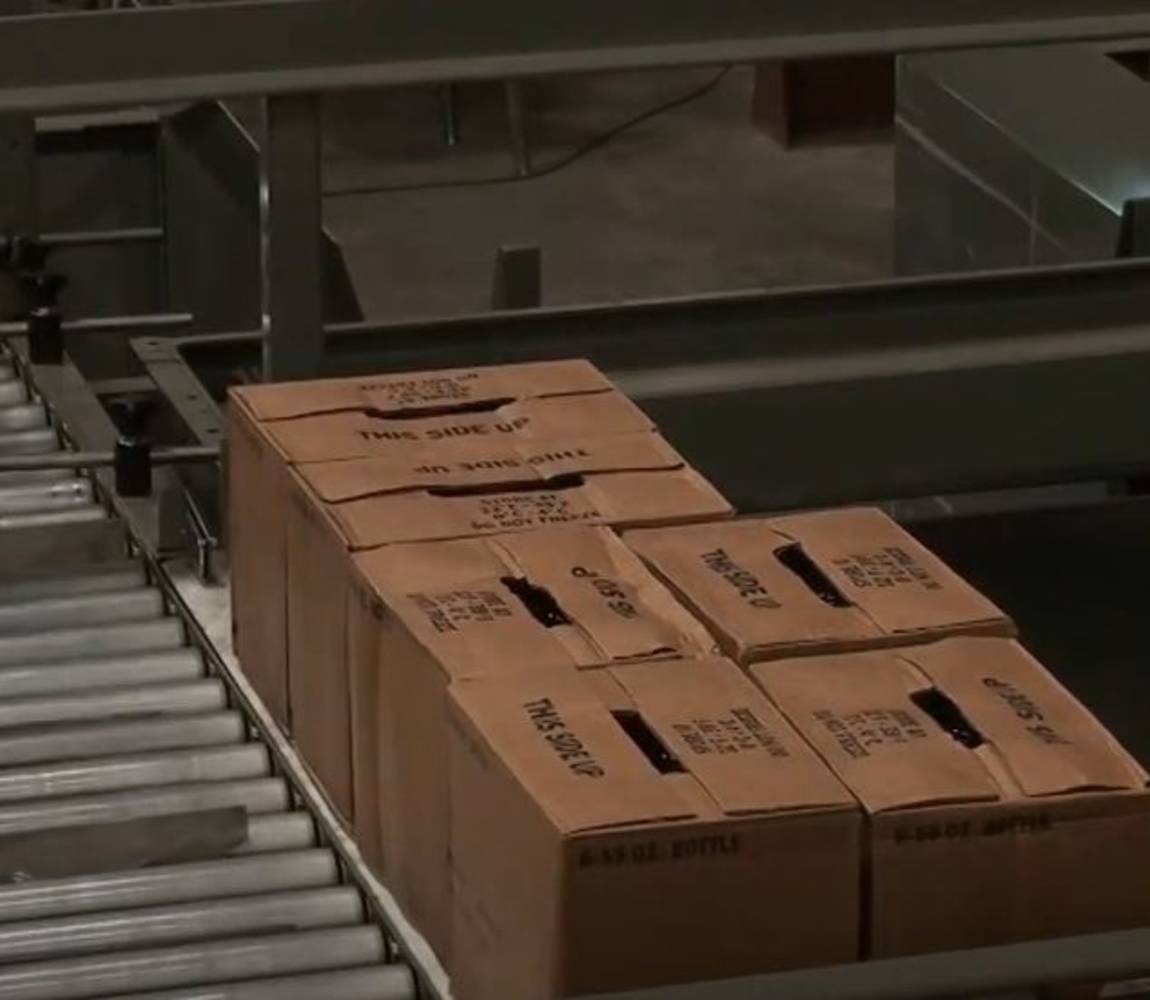 Boxes on conveyor - conventional case palletizing