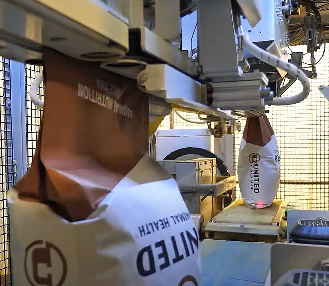 Open mouth bagging machine - up close bags