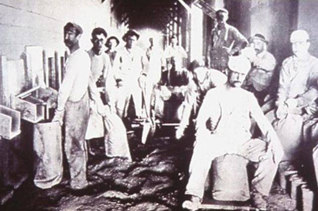 Workers manually bagging product in the early 1900s