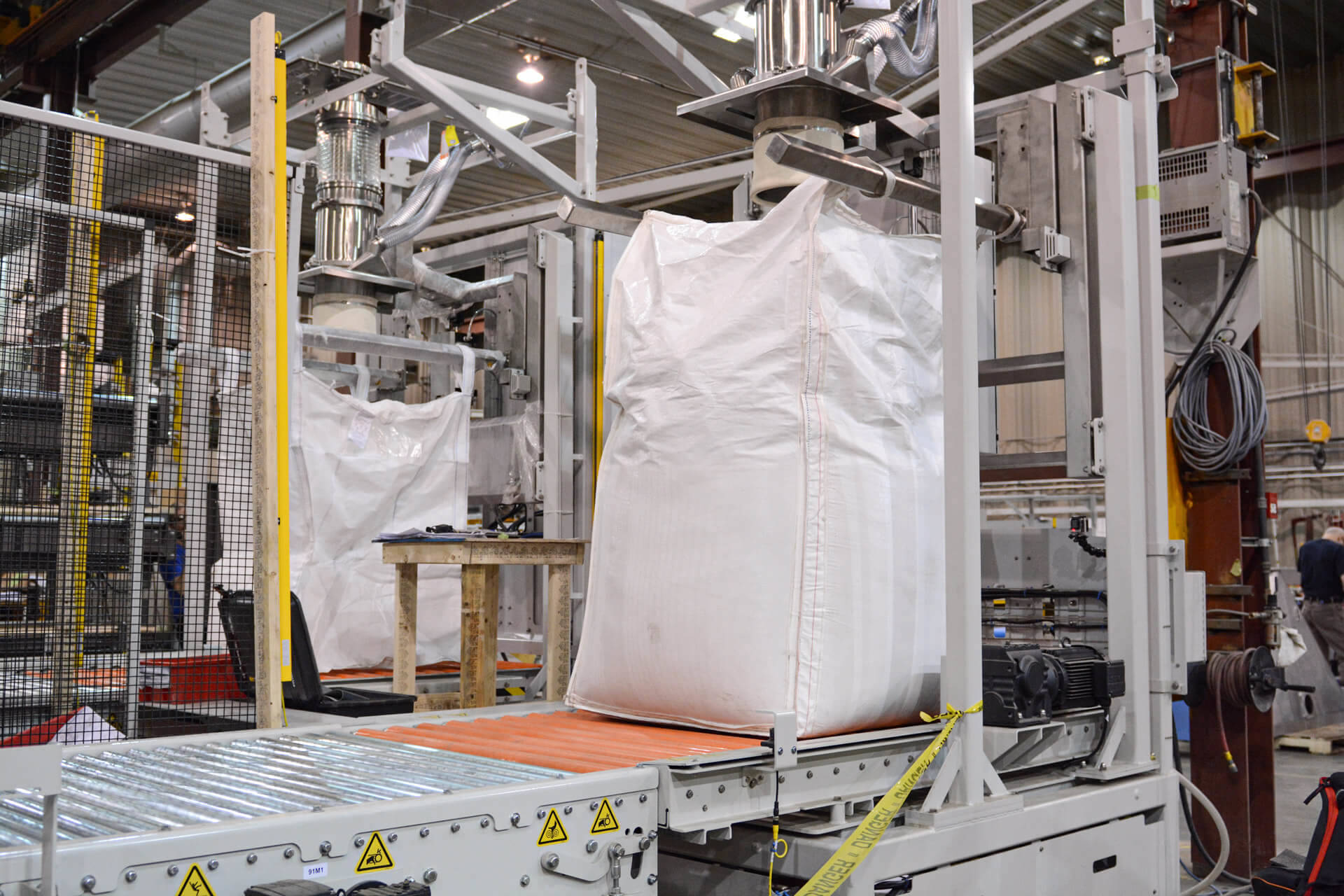 Bulk bag filled on a filling platform