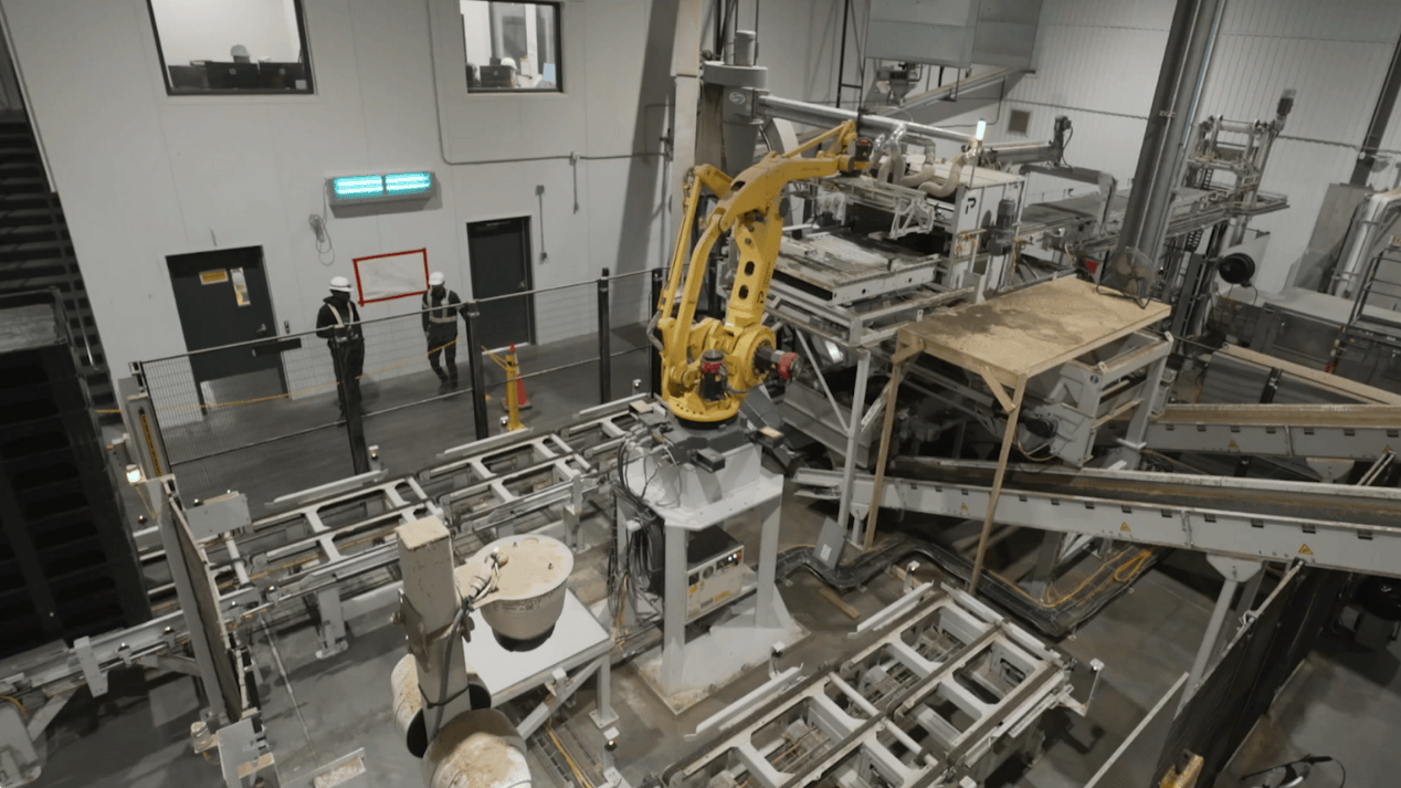  Ligne de production automatisée avec le robot palettiseur RPL-9000 SERIES de Premier Tech chez Entosystem.