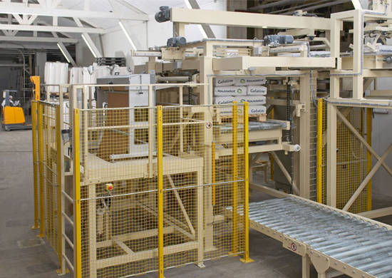 APH Series video-1_splashimage APH Series conventional palletizer in manufacturing plant