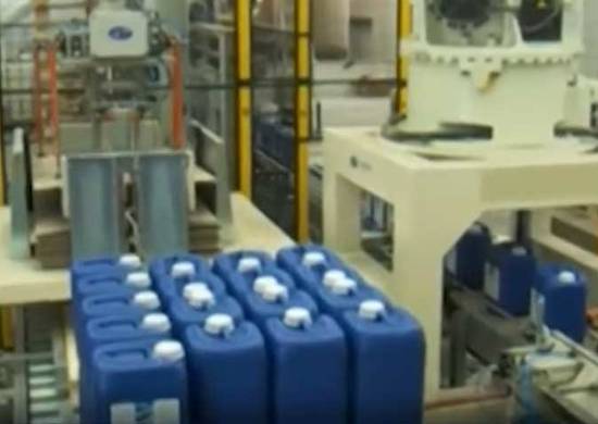 Robotic palletizer jugs in a manufacturing plant