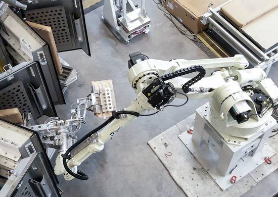 Chronos VPV Vacuum Packer A robot removes a filled valve bag from a vacuum packer